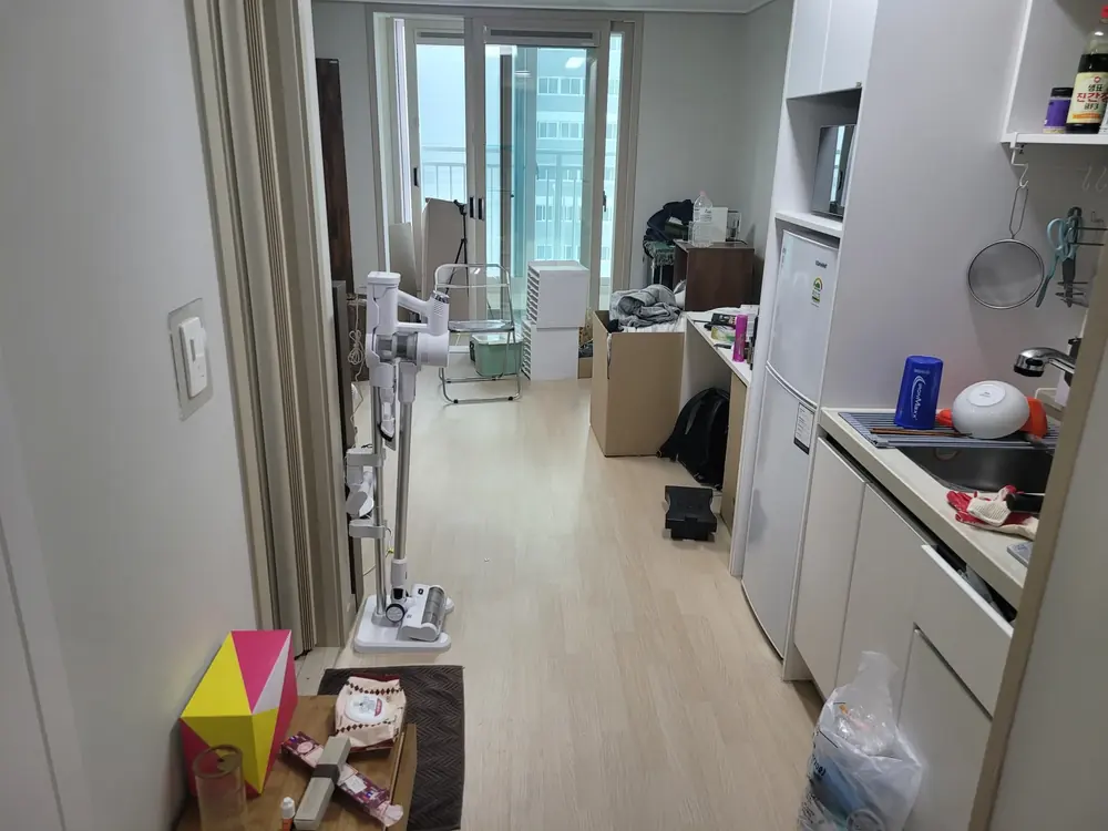 경기 유품정리 방문 전 짐이 정리되지 않은 주방과 거실
